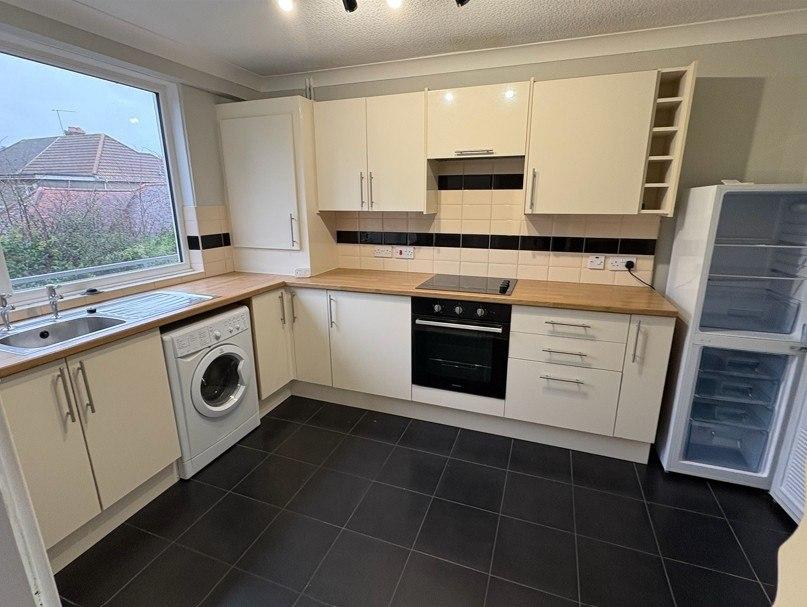 2 bed flat to rent Glany Yr Afon Ct, Sketty SA2