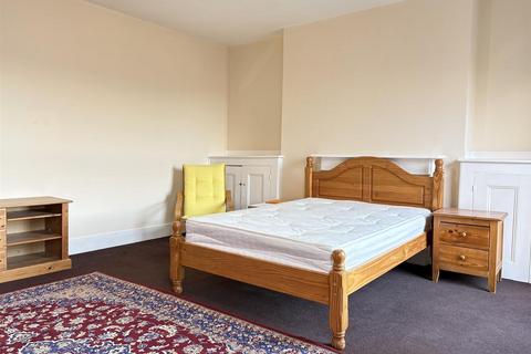 1 bedroom in a house share to rent, Malvern Road, London