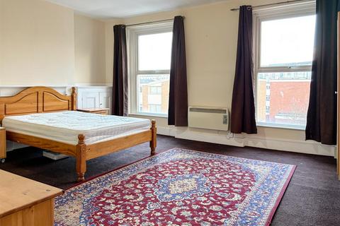1 bedroom in a house share to rent, Malvern Road, London