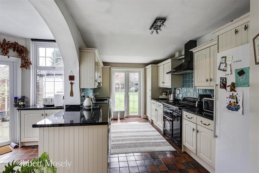 12 Kitchen Breakfast room.jpg