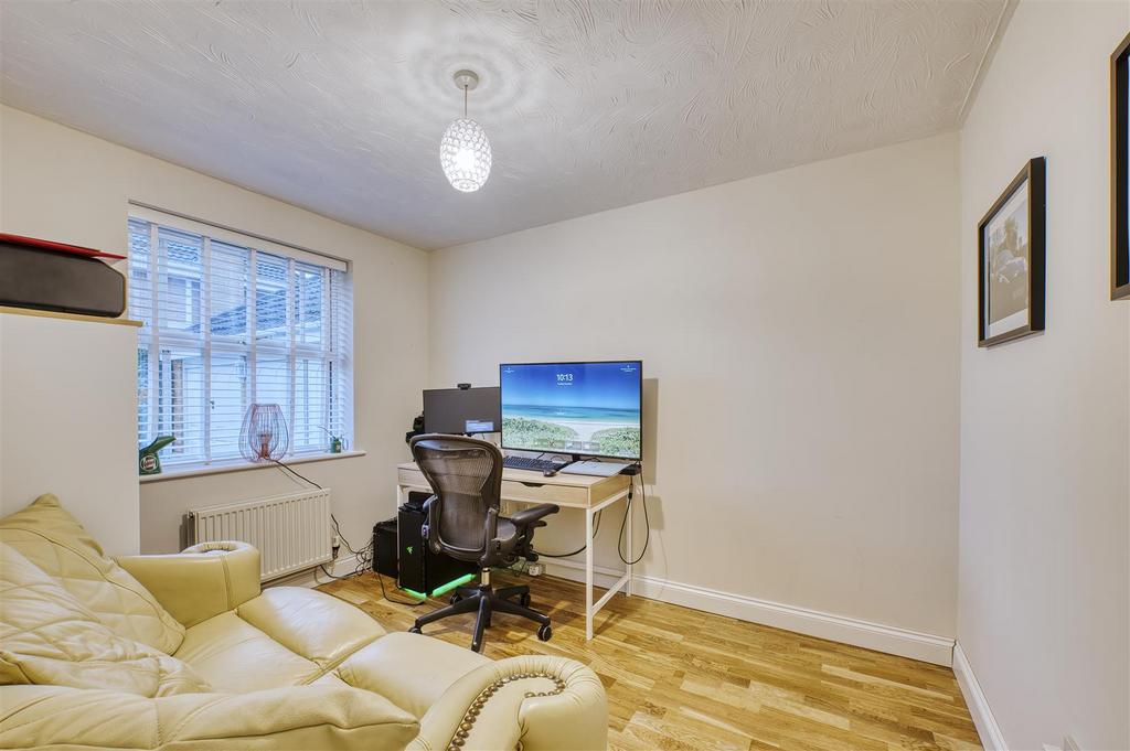 14 WIlkie Close Kettering D78 7692 HDR.jpg