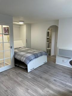 1 bedroom in a flat share to rent, John Silkin Lane SE8