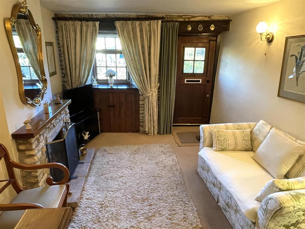 Sititng room alt.JPG