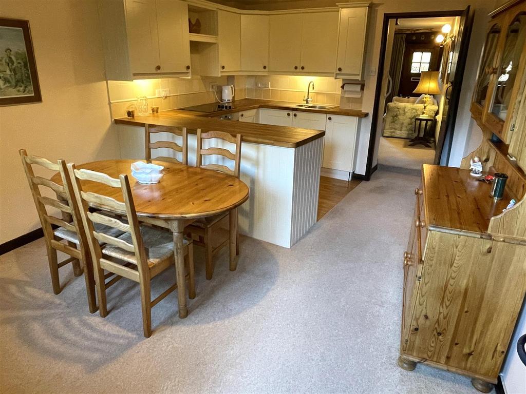 Kitchen Dining.JPG