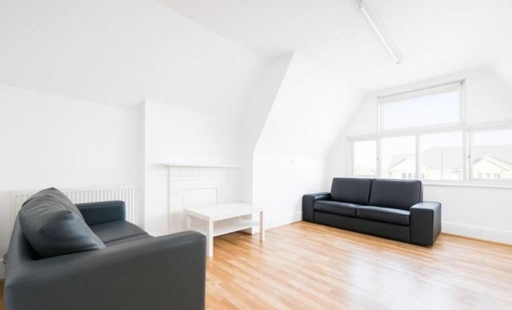 Spacious Bright One Double Bedroom Apartment To R