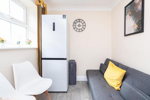 2 bedroom flat to rent, Richmond Park Road, Bournemouth