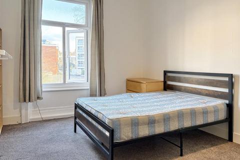 1 bedroom in a house share to rent, Malvern Road, London
