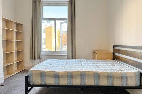 1 bedroom in a house share to rent, Malvern Road, London