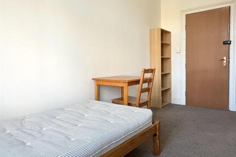 1 bedroom in a house share to rent, Malvern Road, London