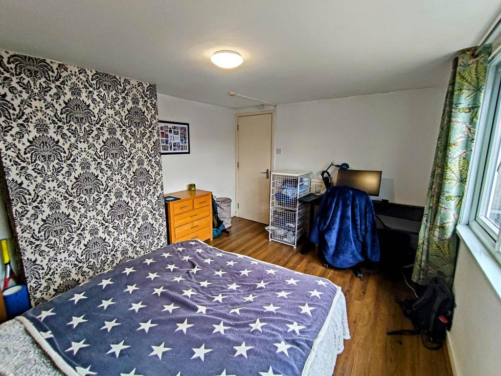 Bedroom 1 (2)