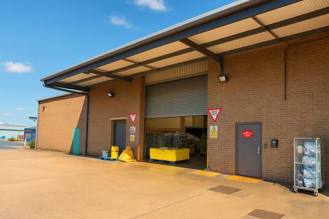 Warehouse to rent, Riverway Newport PO30 5TA