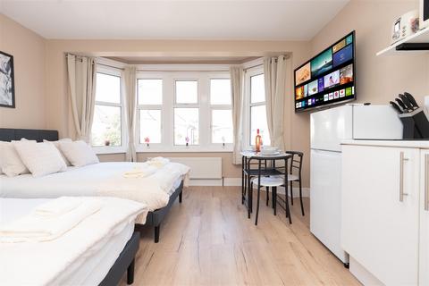 Studio to rent, Queens Park Road, Bournemouth