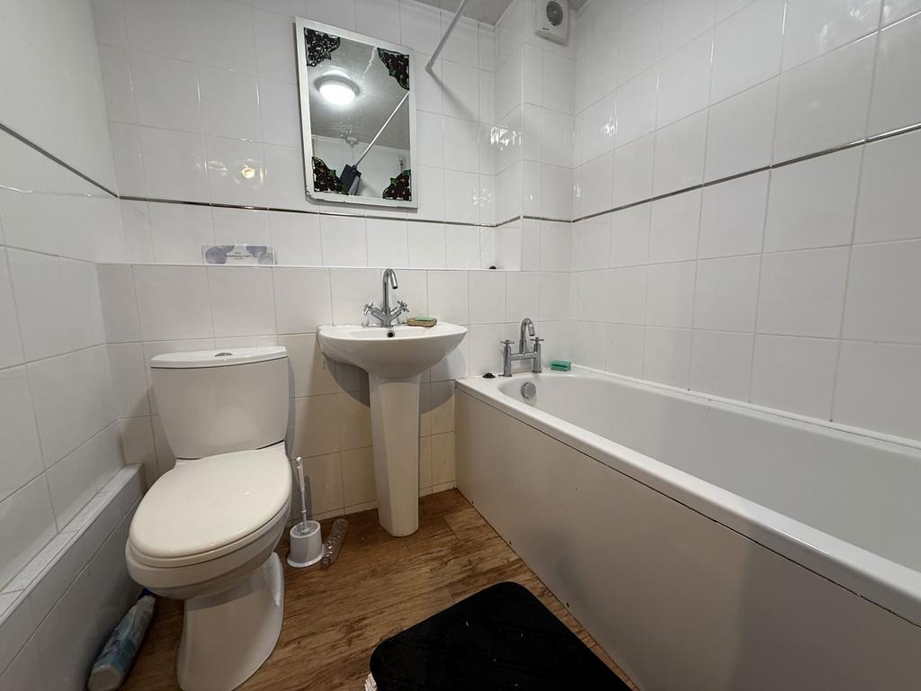 Apartment in Newcastle upon Tyne - View 4