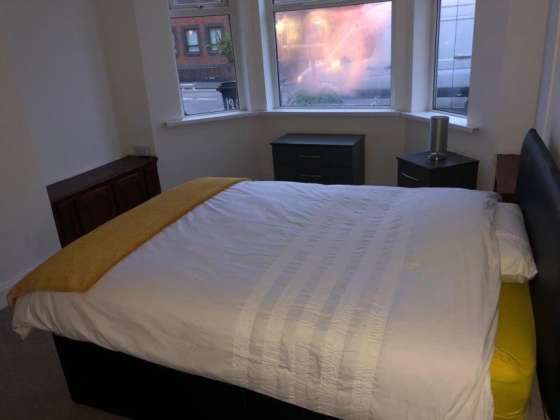 Bright double bedroom with a comfortable double...
