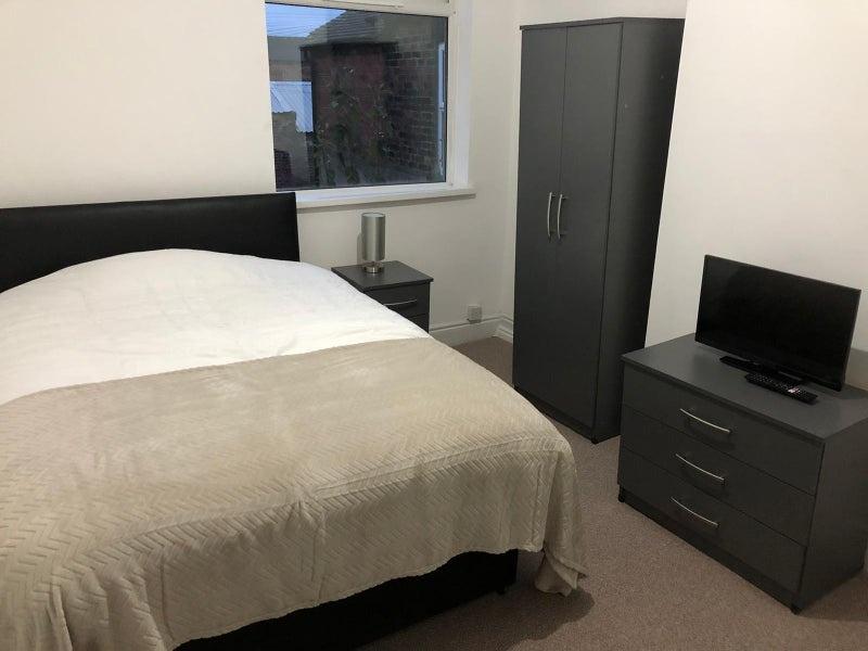 Well-presented double bedroom with a comfortabl...