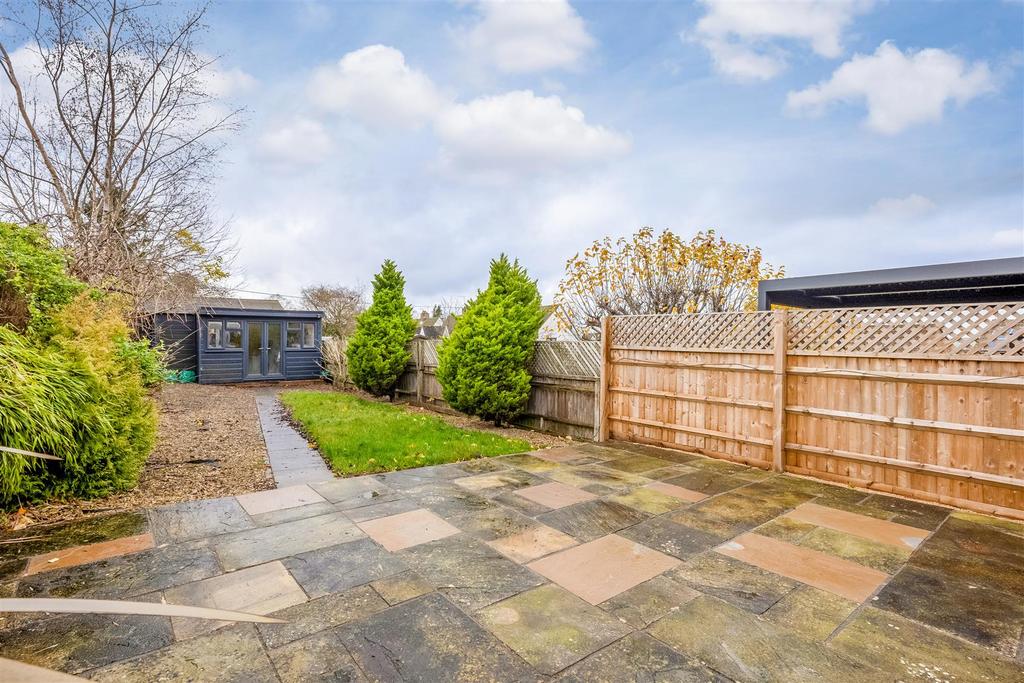 8 Hill Close 2019-18.jpg