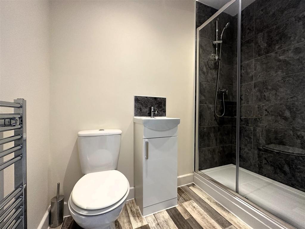 Master En-Suite.jpg