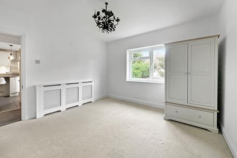3 bedroom flat for sale, Danbury Road, Loughton IG10