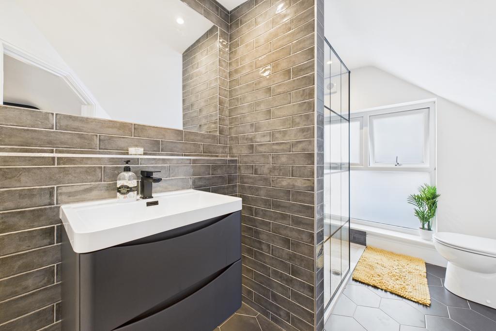 Bedroom 4 Ensuite