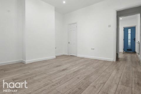 3 bedroom terraced house to rent, Layfield Road, GILLINGHAM