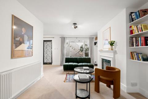 3 bedroom flat to rent, Clarendon Gardens, London