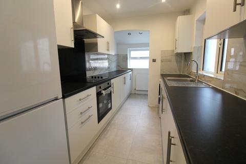 3 bedroom terraced house to rent, Felixstowe Road, Edmonton