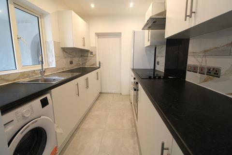 3 bedroom terraced house to rent, Felixstowe Road, Edmonton