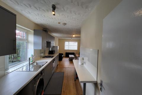 5 bedroom semi-detached house to rent, Parrs Wood Road, Manchester