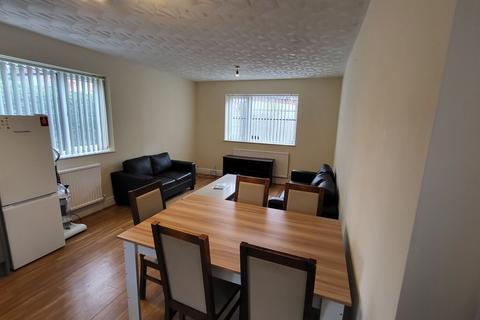 5 bedroom semi-detached house to rent, Parrs Wood Road, Manchester