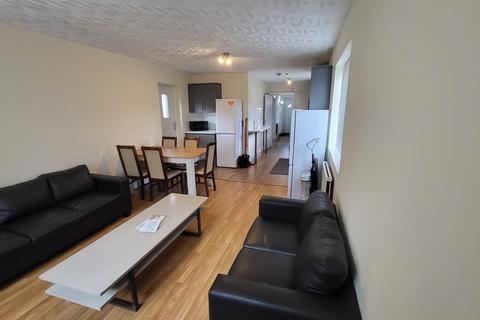 5 bedroom semi-detached house to rent, Parrs Wood Road, Manchester
