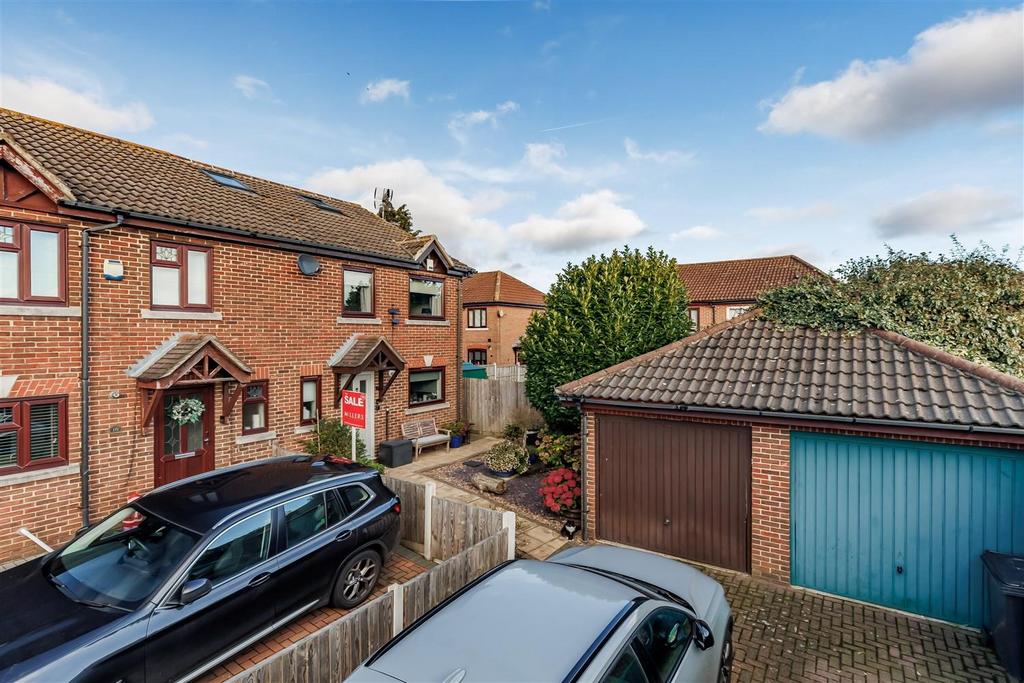 9 Green Close (23).jpg