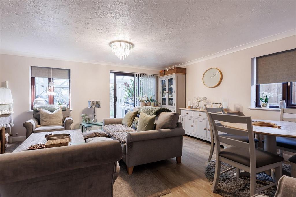 9 Green Close (5).jpg