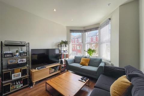 3 bedroom apartment to rent, Carlingford Road, Turnpike Lane, N15
