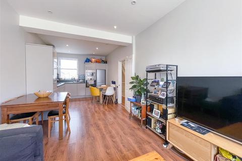 3 bedroom apartment to rent, Carlingford Road, Turnpike Lane, N15