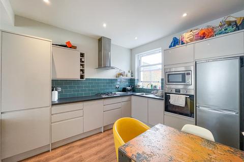 3 bedroom apartment to rent, Carlingford Road, Turnpike Lane, N15