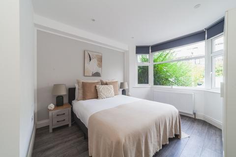 2 bedroom ground floor flat to rent, Cricklewood