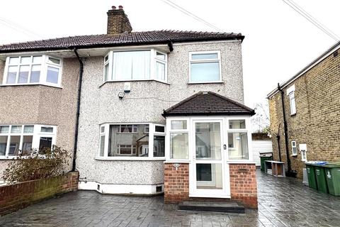 3 bedroom semi-detached house to rent, Stevedale Road, Welling DA16