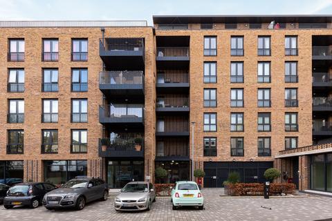 2 bedroom flat to rent, Centric Close