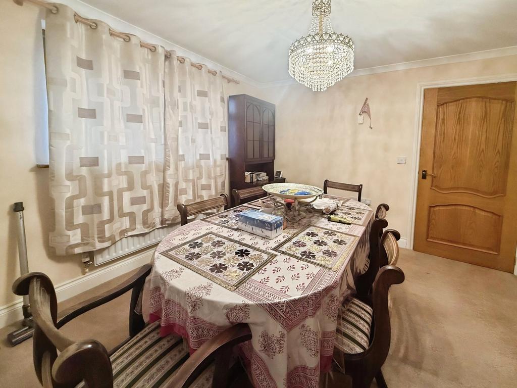 Dinding Room