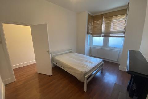 undefined, 3 Bedroom Terraced House – Queens Road, Bounds Green, N11