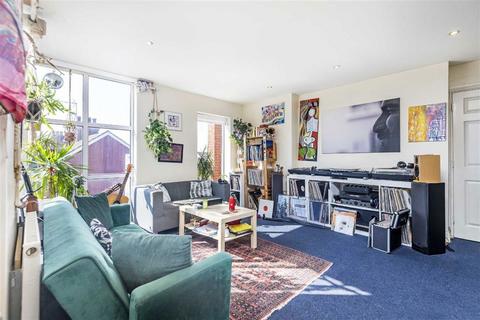 3 bedroom flat for sale, Ashford Road, London NW2