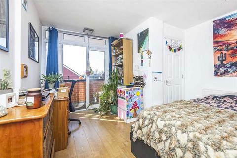 3 bedroom flat for sale, Ashford Road, London NW2