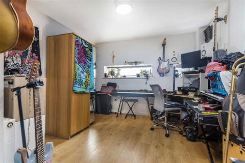 3 bedroom flat for sale, Ashford Road, London NW2
