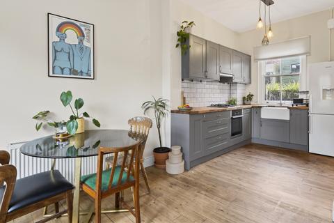 2 bedroom maisonette to rent, Hackney Road, London E2