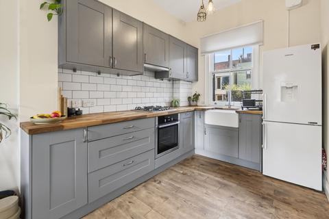2 bedroom maisonette to rent, Hackney Road, London E2