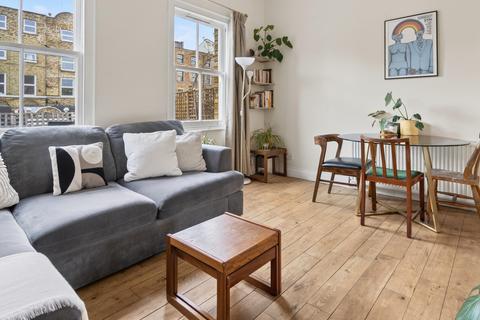 2 bedroom maisonette to rent, Hackney Road, London E2