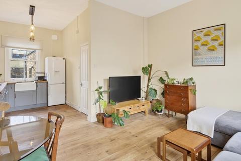 2 bedroom maisonette to rent, Hackney Road, London E2