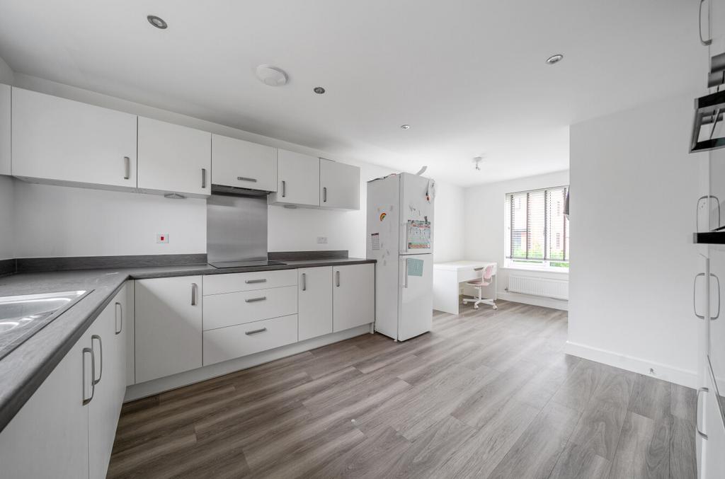 1388594 28 693838...