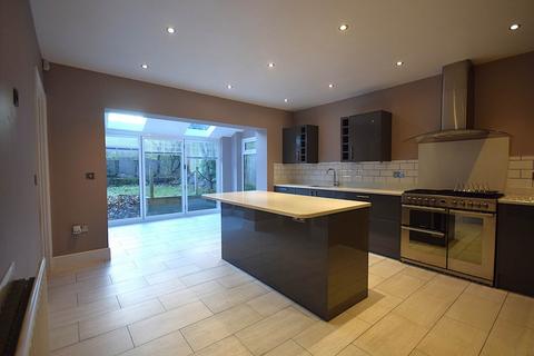 5 bedroom detached house to rent, 29 Blackmore Avenue, Bideford