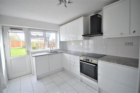 3 bedroom terraced house to rent, Holt Close , IG74HH